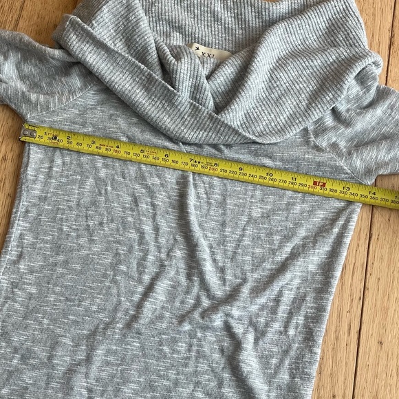 Long sleeve lightweight cowl neck sweater grey casual Y2K women’s medium - Picture 7 of 7